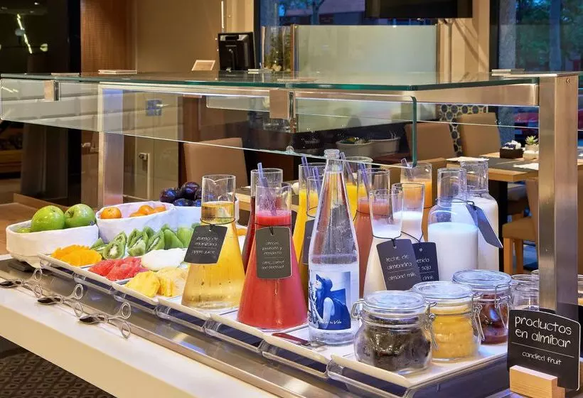 Отель NH Barcelona Les Corts