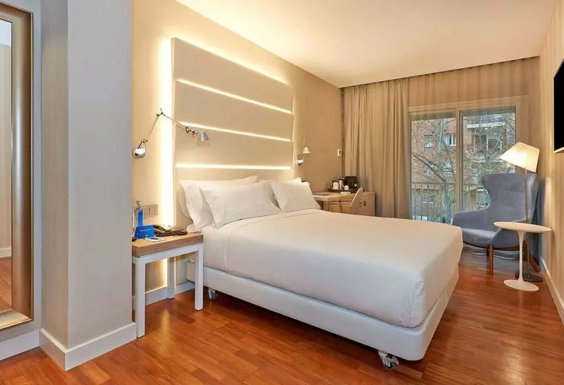 Отель NH Barcelona Les Corts