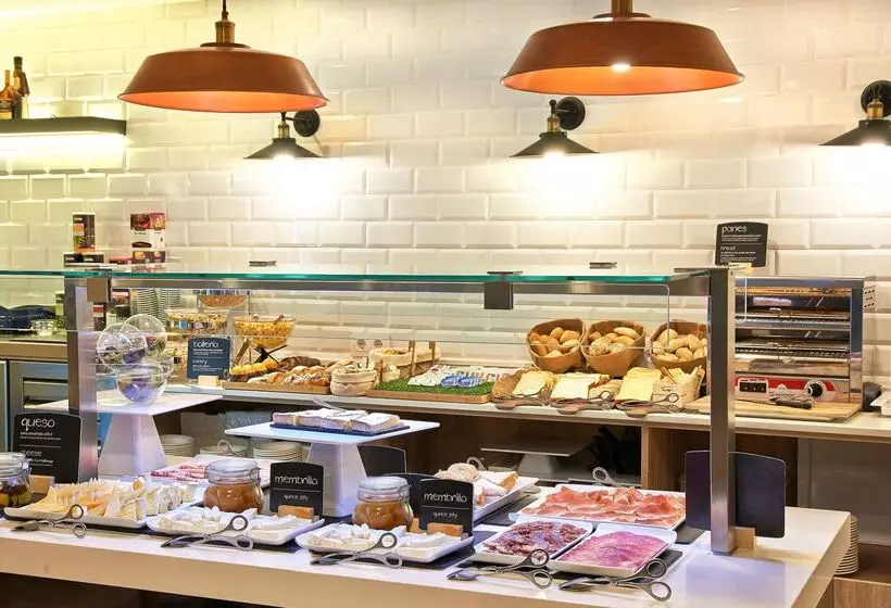 Отель NH Barcelona Les Corts