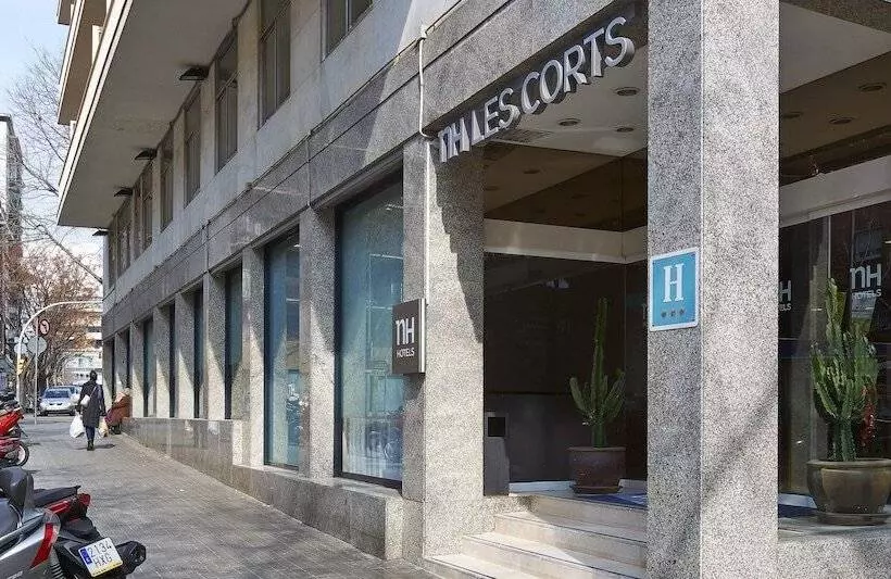 Отель NH Barcelona Les Corts