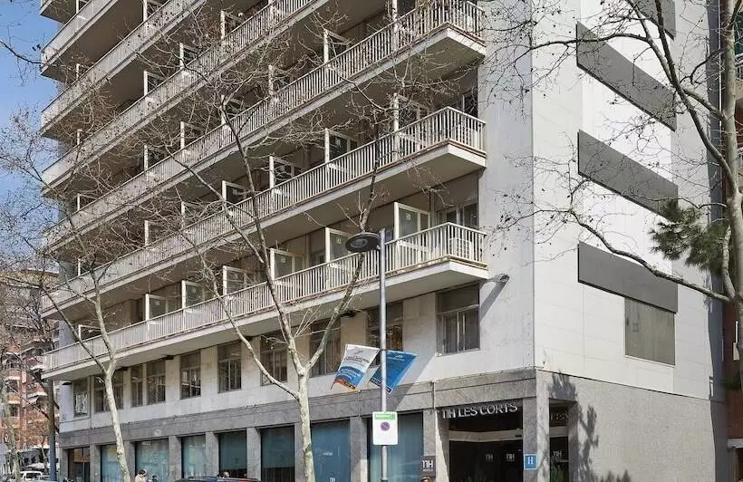 Отель NH Barcelona Les Corts