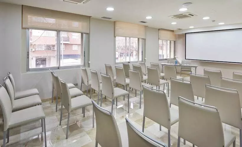 Отель NH Barcelona Les Corts