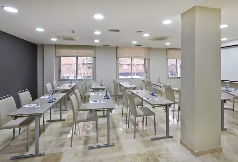 Отель NH Barcelona Les Corts