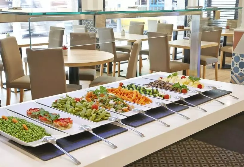 Отель NH Barcelona Les Corts