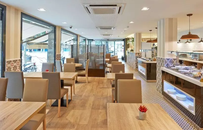 Отель NH Barcelona Les Corts