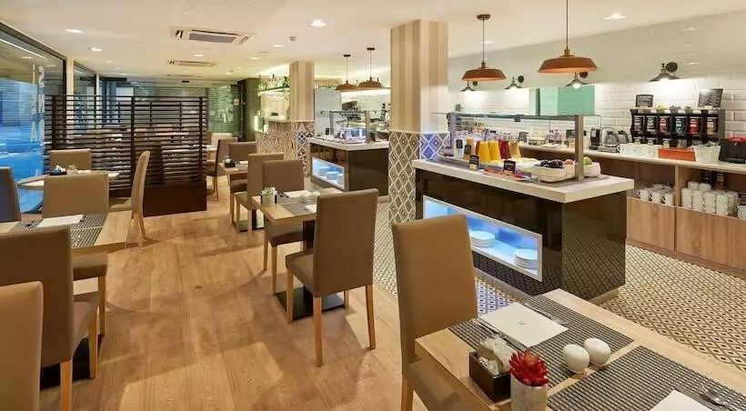 Отель NH Barcelona Les Corts