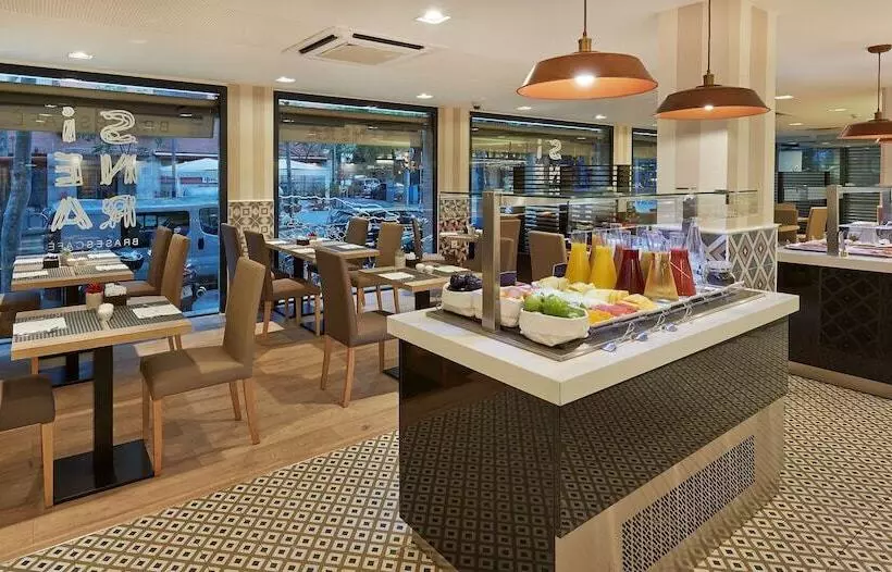 Отель NH Barcelona Les Corts