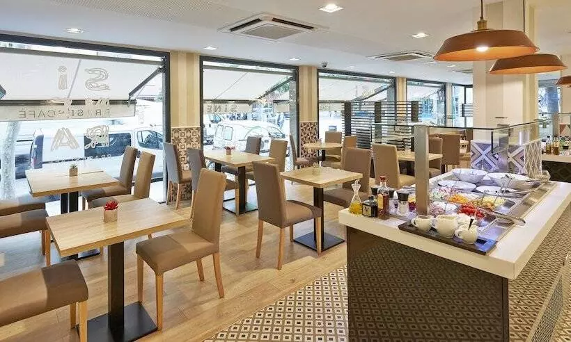 Отель NH Barcelona Les Corts