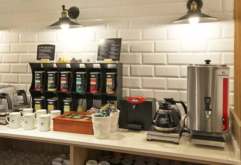 Отель NH Barcelona Les Corts