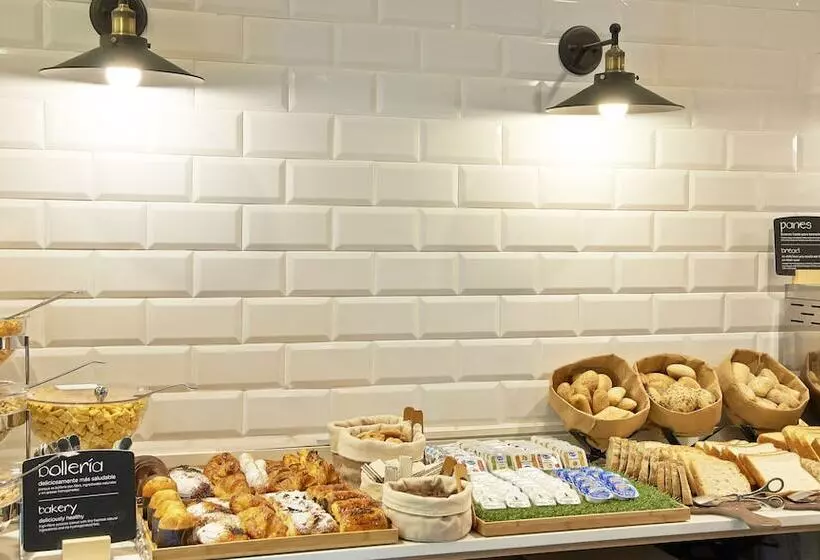 Отель NH Barcelona Les Corts