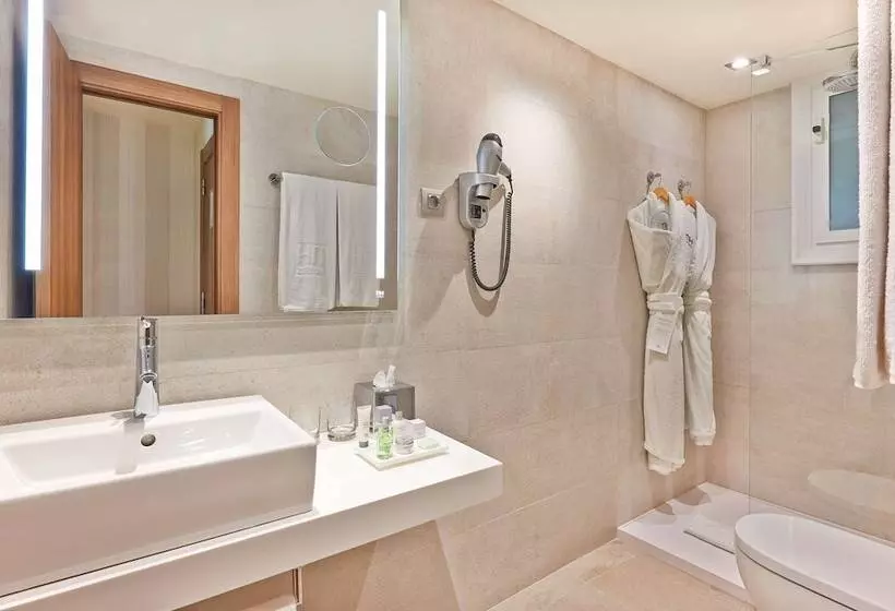 Отель NH Barcelona Les Corts