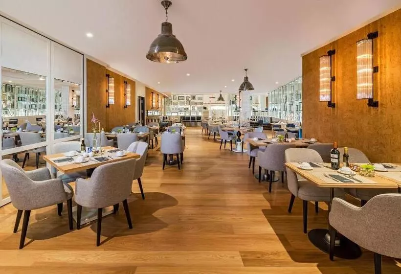 בית מלון כפרי H10 Puerta de Alcalá