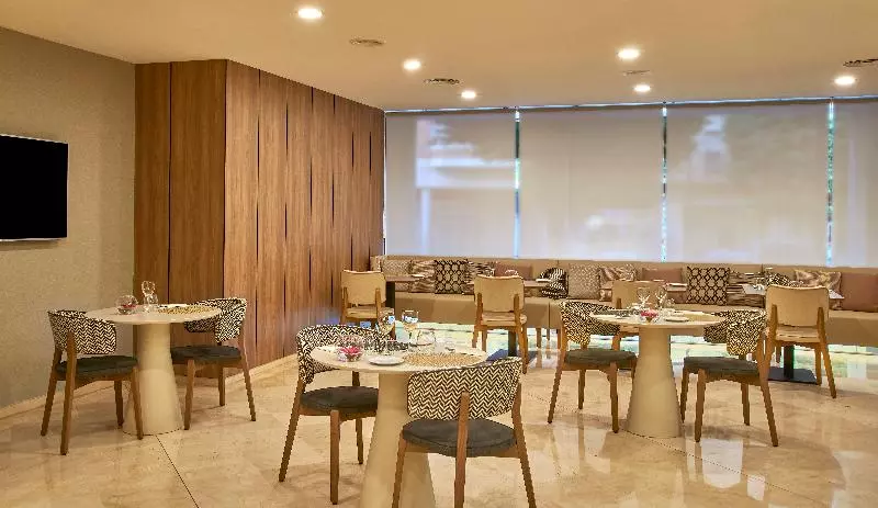 فندق NH Ciudad De Valencia