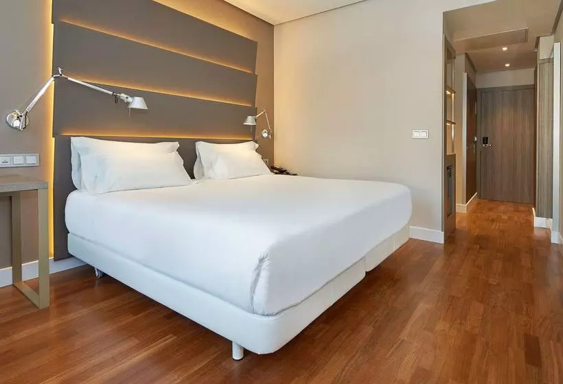 هتل NH Sevilla Plaza De Armas