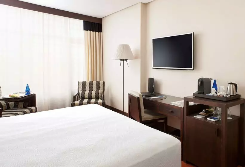 هتل NH Sevilla Plaza De Armas