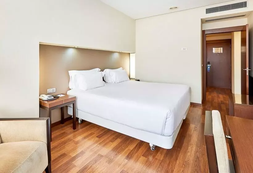 هتل NH Sevilla Plaza De Armas