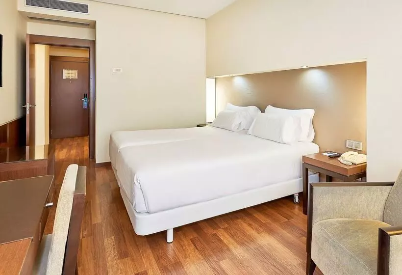 هتل NH Sevilla Plaza De Armas