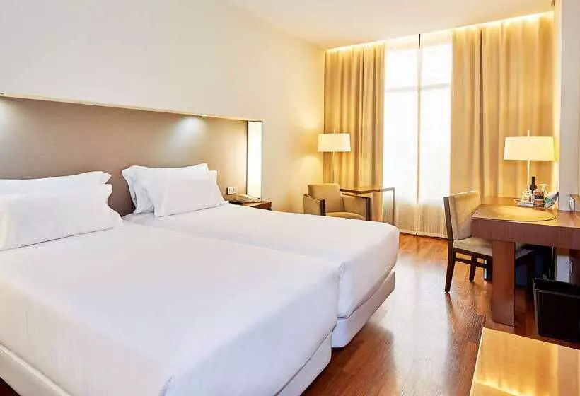 هتل NH Sevilla Plaza De Armas