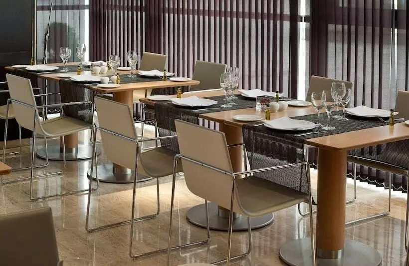 هتل NH Sevilla Plaza De Armas