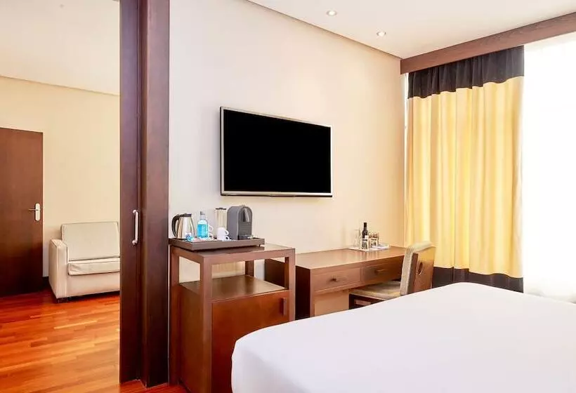 هتل NH Sevilla Plaza De Armas