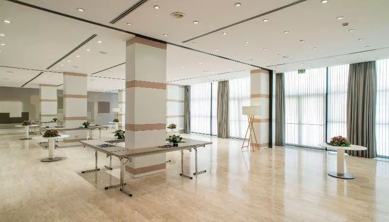 هتل NH Sevilla Plaza De Armas