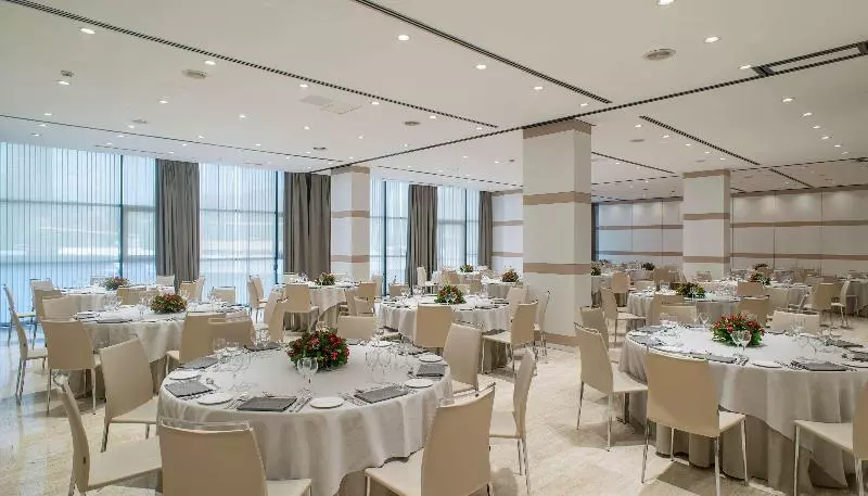 هتل NH Sevilla Plaza De Armas