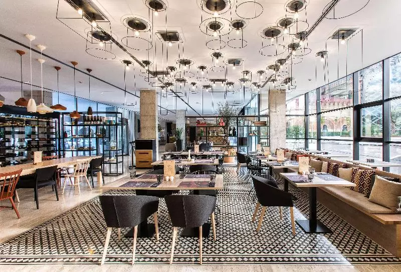 هتل NH Sevilla Plaza De Armas