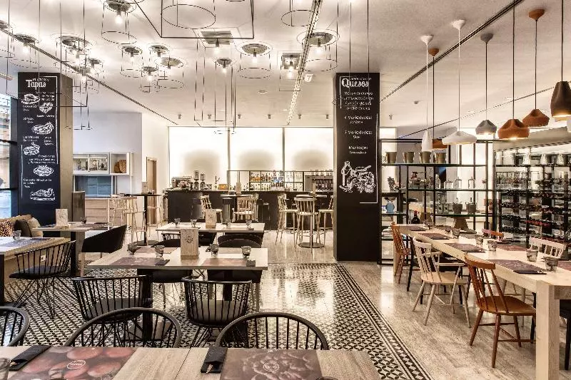 هتل NH Sevilla Plaza De Armas