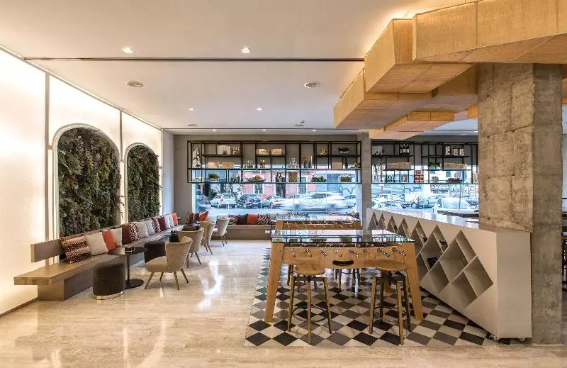 هتل NH Sevilla Plaza De Armas