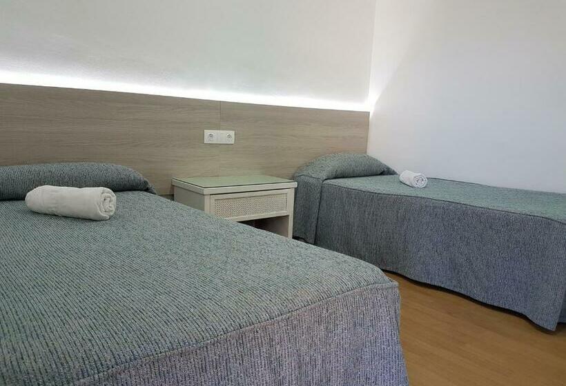 هتل Hostal Montsant