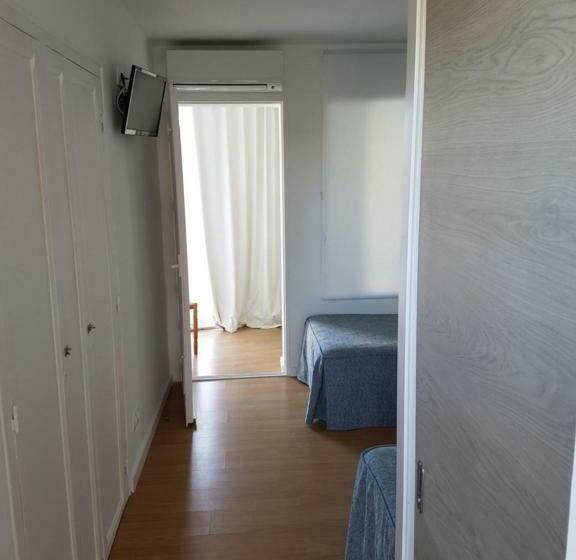 هتل Hostal Montsant