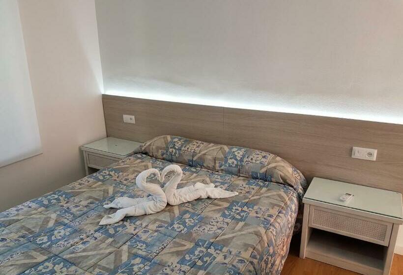 هتل Hostal Montsant