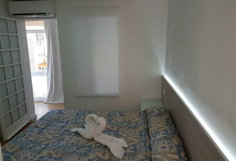 هتل Hostal Montsant