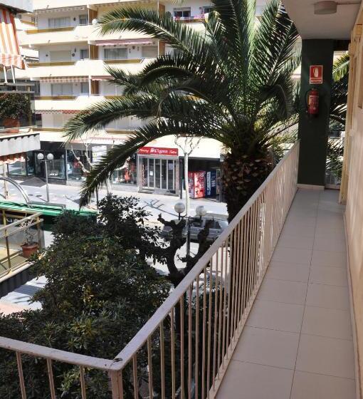 هتل Hostal Montsant