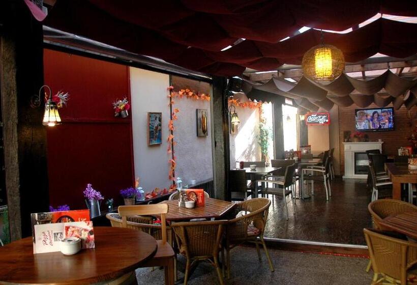 هتل Hostal Montsant