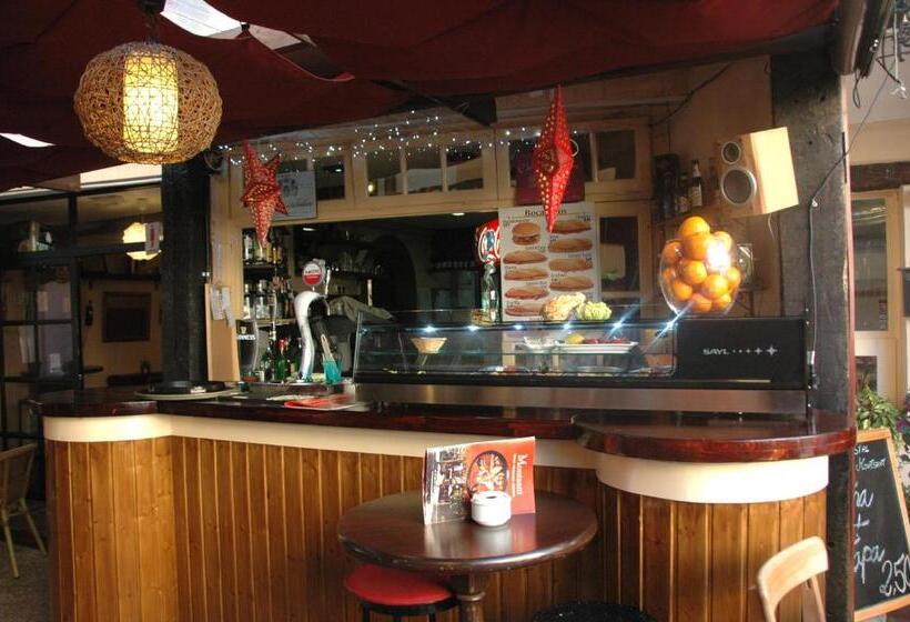 هتل Hostal Montsant