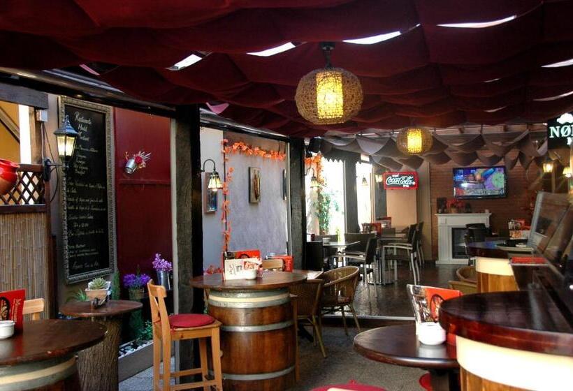 هتل Hostal Montsant