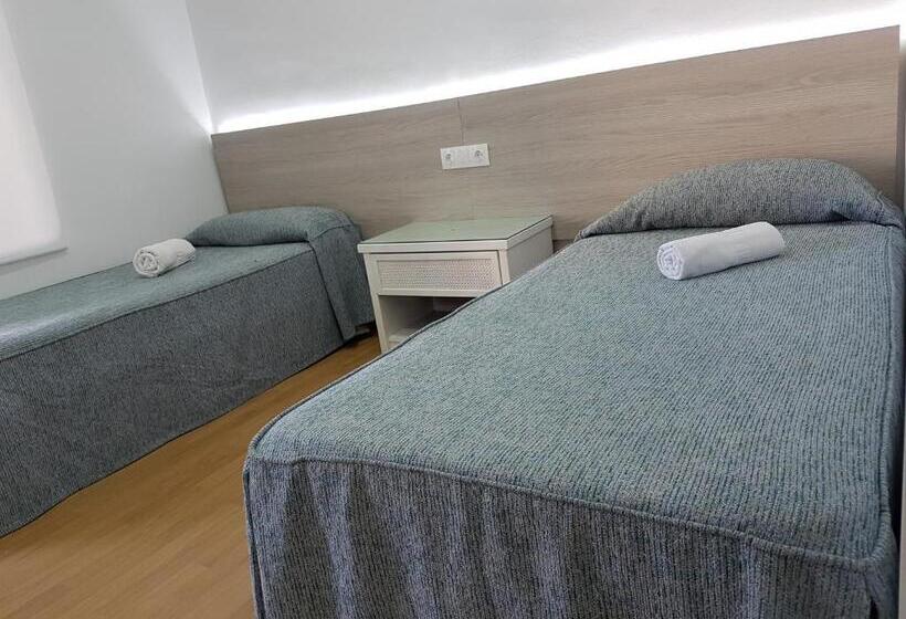 هتل Hostal Montsant