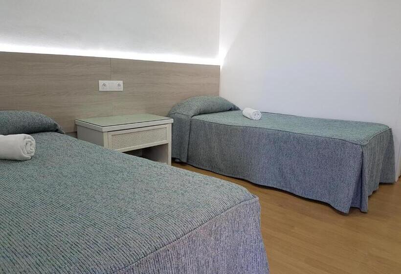 هتل Hostal Montsant