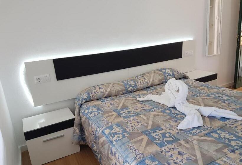 هتل Hostal Montsant