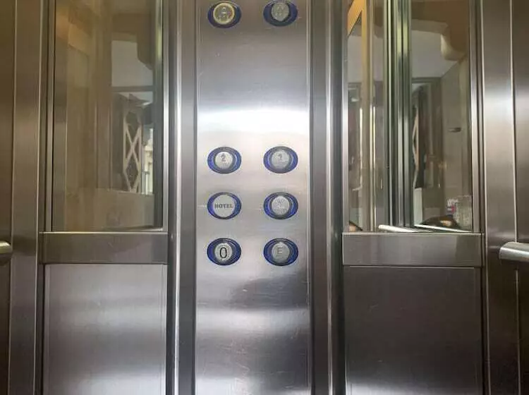 Hotelli Ciudad Condal Hostal   Paseo De Gracia