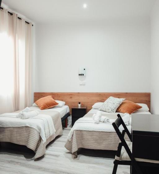 هتل Hostal Ruta De Francia