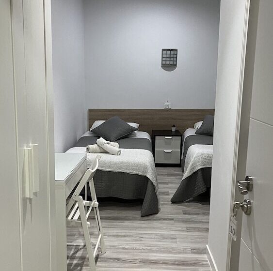 هتل Hostal Ruta De Francia