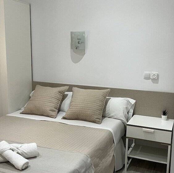 هتل Hostal Ruta De Francia