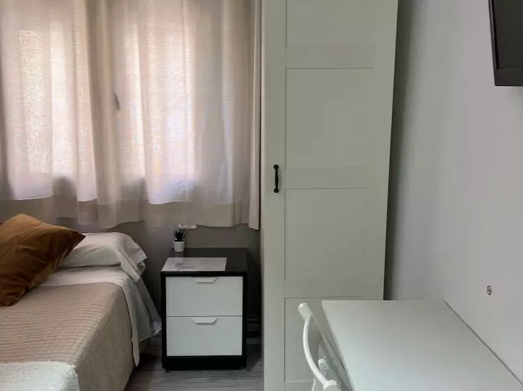 Отель Hostal Ruta De Francia