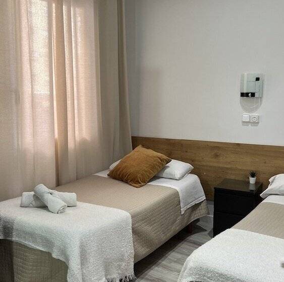 هتل Hostal Ruta De Francia