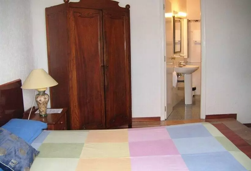 Gay Hostal Puerta Del Sol Madrid