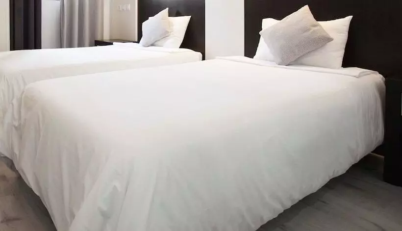 مسافرخانه Alhambra Suites