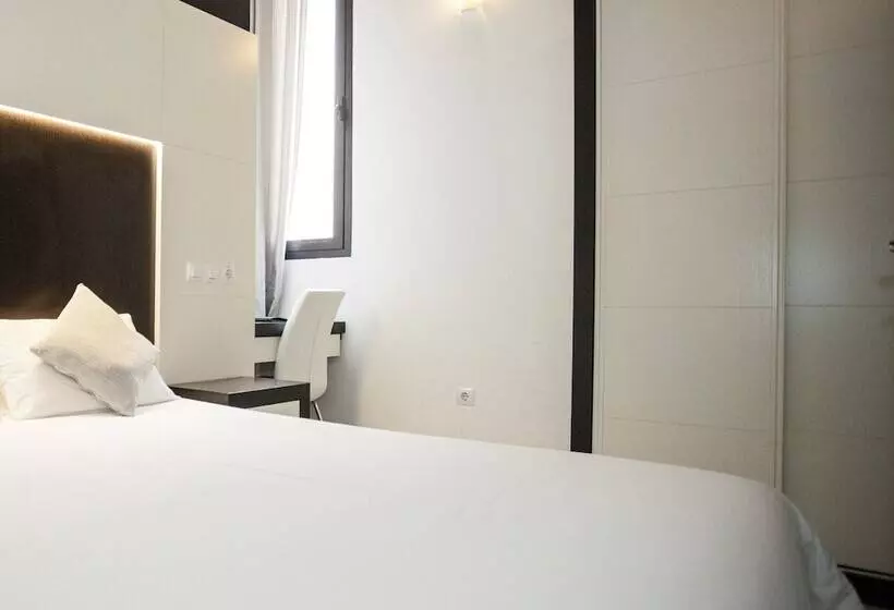 مسافرخانه Alhambra Suites