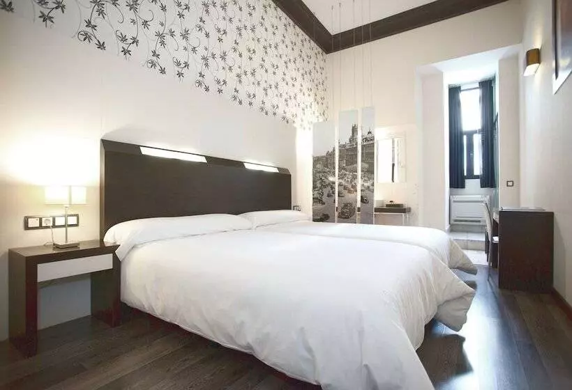 مسافرخانه Alhambra Suites